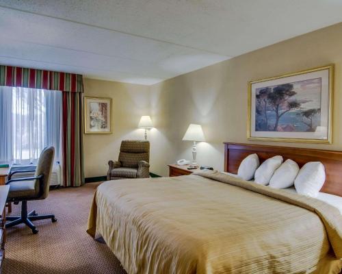Ένα ή περισσότερα κρεβάτια σε δωμάτιο στο Quality Hotel and Conference Center