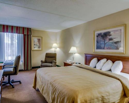 Katil atau katil-katil dalam bilik di Quality Hotel and Conference Center Bluefield