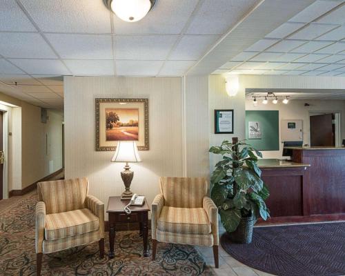 a waiting room with two chairs and a table at Quality Inn Shepherdstown in Shepherdstown