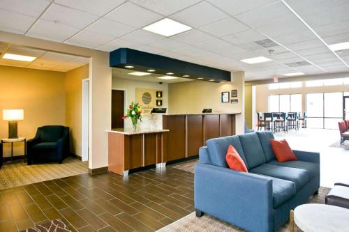 a waiting room with a blue couch and chairs at Comfort Inn Aikens Center in Martinsburg