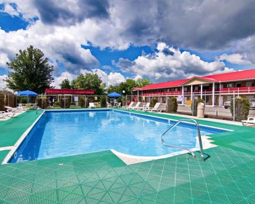 a large swimming pool in front of a hotel at Quality Inn New River Gorge in Fayetteville