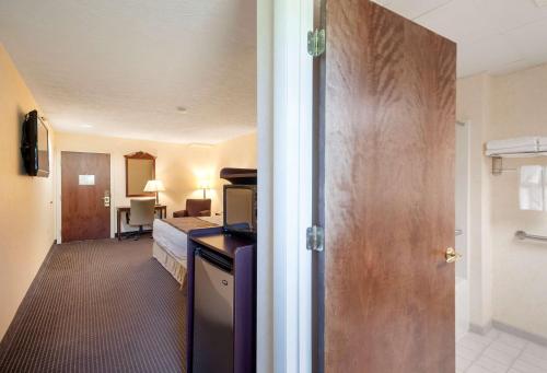 Foto de la galería de Rodeway Inn and Suites - Charles Town,WV en Charles Town