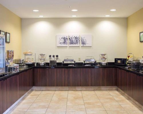 a bar at a restaurant with a counter at Sleep Inn & Suites Moundsville - Wheeling in Moundsville