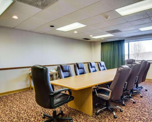 Kawasan bisnes dan/atau bilik persidangan di Quality Hotel and Conference Center Bluefield