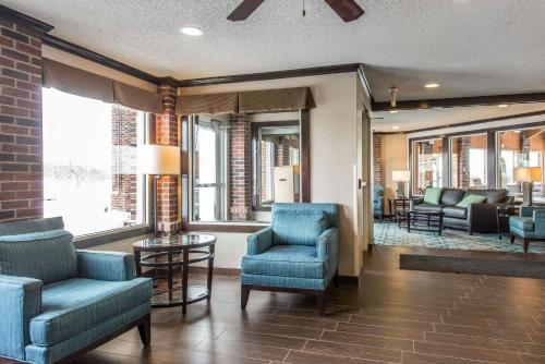 a lobby with two chairs and a table and a living room at Comfort Inn in Weirton