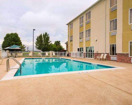 The swimming pool at or close to Quality Inn Spring Mills - Martinsburg North