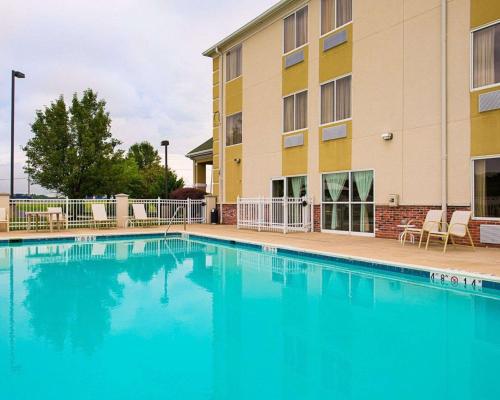 a swimming pool in front of a building at Quality Inn Spring Mills - Martinsburg North in Martinsburg