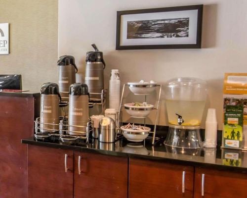 Příslušenství pro přípravu čaje a kávy v ubytování Sleep Inn & Suites Princeton I-77