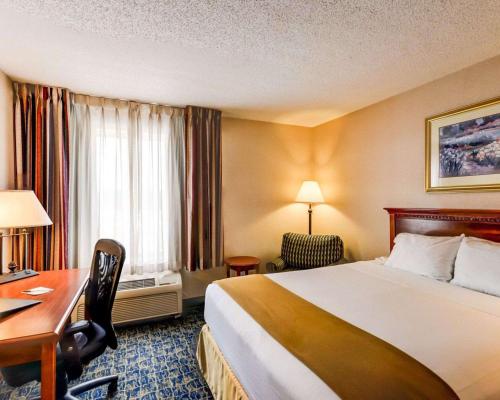 A bed or beds in a room at Quality Inn Spring Mills - Martinsburg North