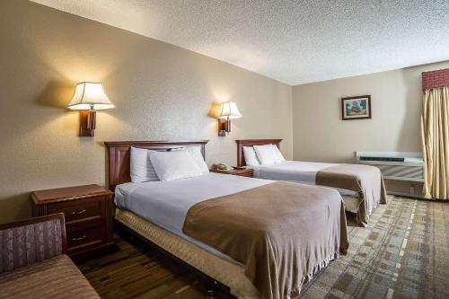 シャイアンにあるRodeway Inn Cheyenne I-80 Eastのベッド2台とソファが備わるホテルルームです。
