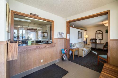 um átrio do hotel com um espelho e uma sala de espera em Rodeway Inn Cheyenne I-80 East em Cheyenne