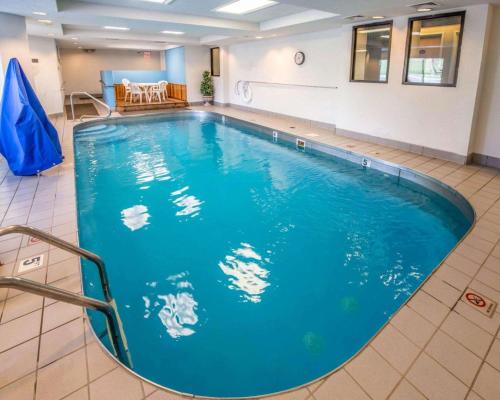 Bazén v ubytování Sleep Inn & Suites Princeton I-77 nebo v jeho okolí
