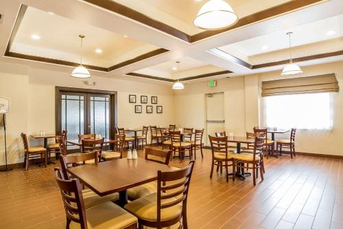 une salle à manger avec des tables et des chaises en bois dans l'établissement Sleep Inn & Suites Douglas, à Douglas
