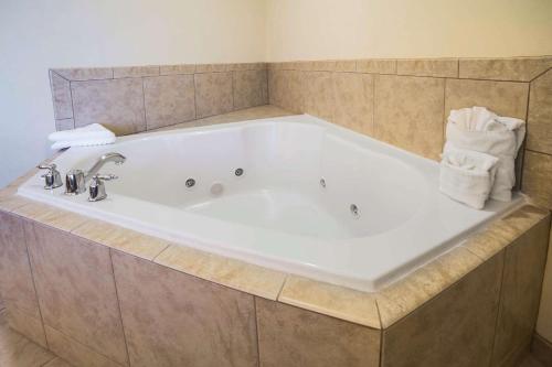 Comfort Inn & Suites Rock Springs-Green River في روك سبرينغز: حوض استحمام كبير أبيض في الحمام