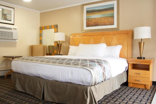 Llit o llits en una habitació de Mount Royal Inn