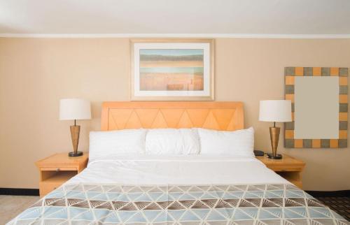 Een bed of bedden in een kamer bij Mount Royal Inn