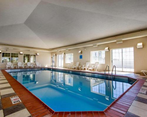 สระว่ายน้ำที่อยู่ใกล้ ๆ หรือใน Sleep Inn & Suites Evansville