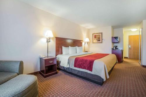 Habitación de hotel con cama grande y sofá en Comfort Inn & Suites Rock Springs-Green River en Rock Springs