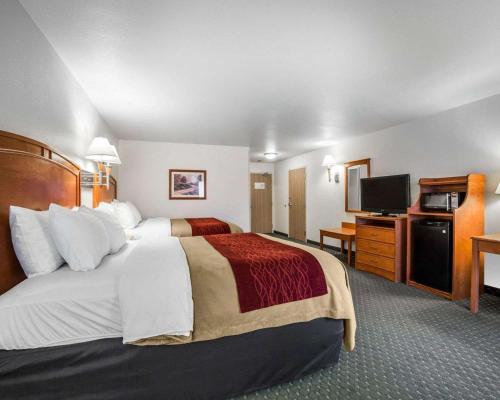 Comfort Inn & Suites Rawlins tesisinde bir odada yatak veya yataklar