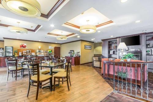 a restaurant with tables and chairs and a bar at Quality Inn & Suites Lawrenceburg in Lawrenceburg