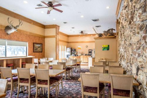 een eetkamer met tafels en stoelen en een stenen muur bij Quality Inn Rock Springs - Green River in Rock Springs