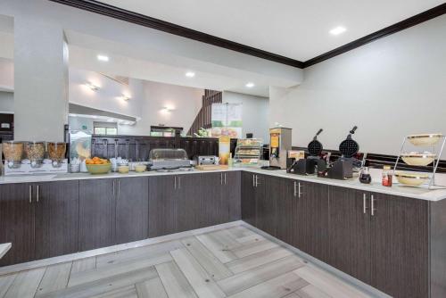 a kitchen with aasteryasteryasteryasteryasteryasteryasteryasteryasteryasteryasteryastery at Quality Inn & Suites Brownsburg - Indianapolis West in Brownsburg
