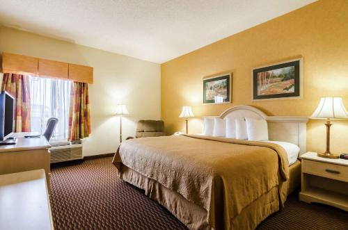 Katil atau katil-katil dalam bilik di Quality Inn & Suites