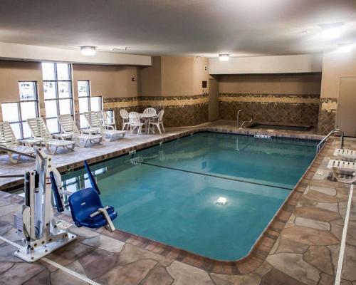 Piscina a Sleep Inn & Suites Topeka West I-70 Wanamaker o a prop