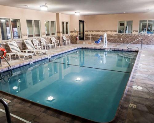 Bazén v ubytování Garner Hotel Topeka West by IHG nebo v jeho okolí