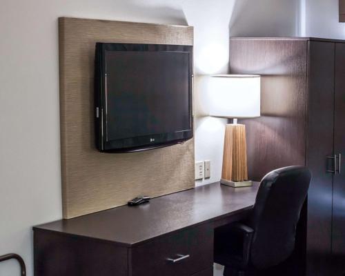 TV a/nebo společenská místnost v ubytování Garner Hotel Topeka West by IHG