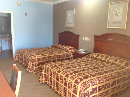 En eller flere senge i et værelse på Budget Inn Pasadena
