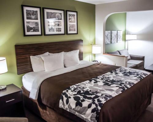 Ένα ή περισσότερα κρεβάτια σε δωμάτιο στο Sleep Inn & Suites Topeka West I-70 Wanamaker