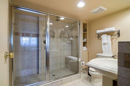 O baie la Clarion Inn Garden City
