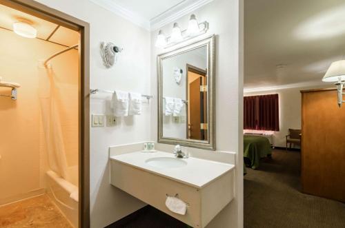 Vonios kambarys apgyvendinimo įstaigoje Quality Inn & Suites Salina