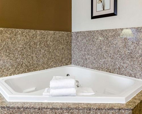 勞倫斯的住宿－勞倫斯套房康福特茵酒店，浴室内配有浴缸和毛巾。