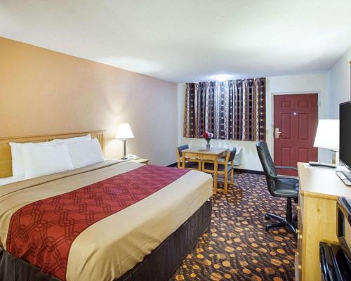 Postel nebo postele na pokoji v ubytování EconoLodge Phillipsburg