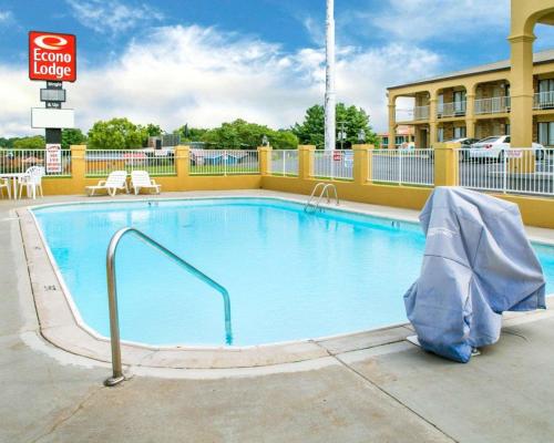 een groot zwembad in een hotel bij Econo Lodge in Franklin