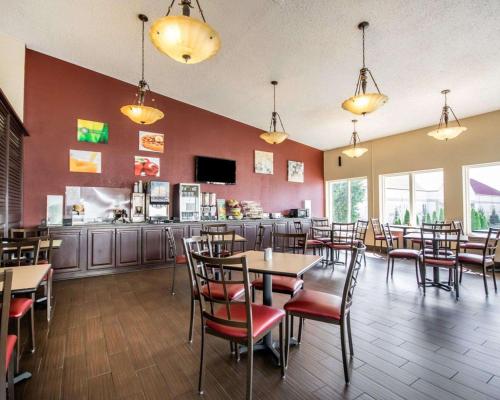 a restaurant with tables and chairs and a counter at Quality Inn & Suites Elizabethtown in Elizabethtown