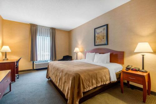 Llit o llits en una habitació de Quality Inn & Suites Benton - Draffenville