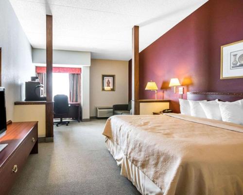 een hotelkamer met een bed en een televisie bij Quality Inn & Suites Elizabethtown in Elizabethtown