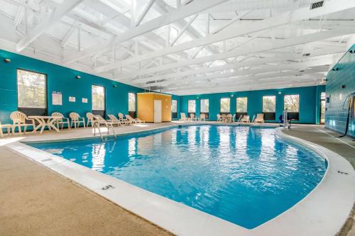 uma grande piscina com paredes e tectos azuis em Quality Inn Lexington East-Hamburg Area em Lexington