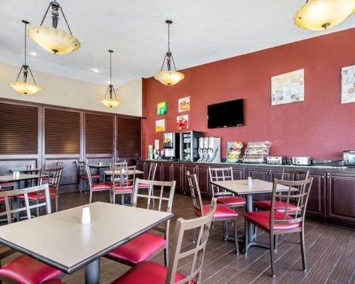 a restaurant with tables and chairs and a bar at Quality Inn & Suites in Elizabethtown