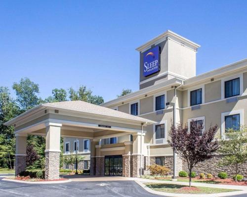 a hotel with a sign on top of a building at Sleep Inn & Suites Middlesboro in Middlesboro