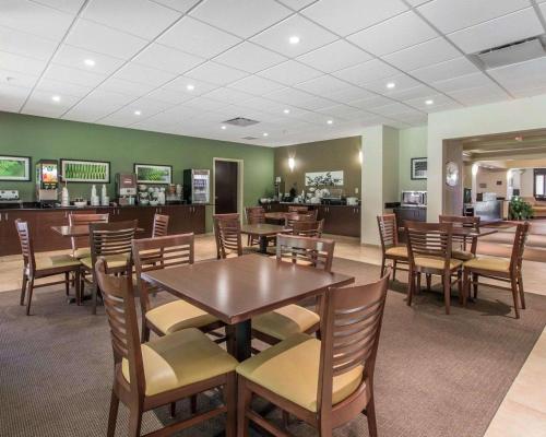 A restaurant or other place to eat at Sleep Inn & Suites Middlesboro