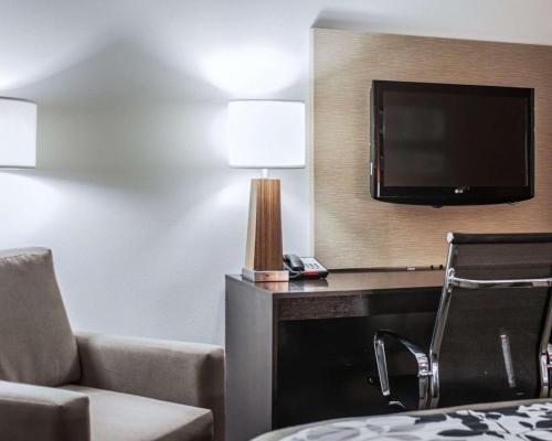 Телевизор и/или развлекательный центр в Sleep Inn & Suites Fort Campbell