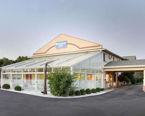 a front view of a hotel at Rodeway Inn Florence - Cincinnati South in Florence