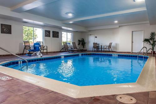 Swimmingpoolen hos eller tæt på Comfort Inn & Suites Mount Sterling