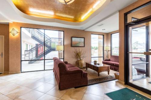 Χώρος καθιστικού στο Quality Inn Alexandria