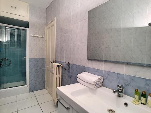 une salle de bain avec un lavabo, une douche et un miroir dans l'établissement Nestor&Jeeves - NOE - Central - Close sea - Spacious, à Nice