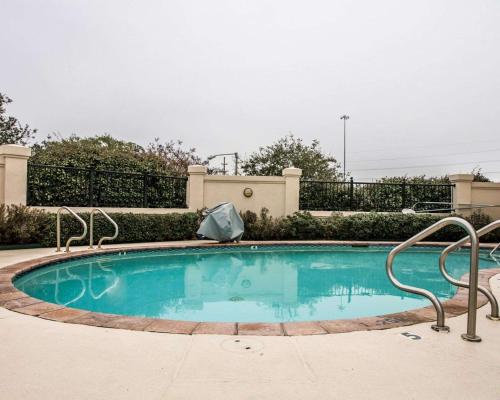 una pequeña piscina en un patio en Sleep Inn Slidell, en Slidell